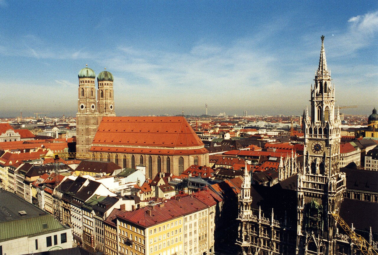 Münchens Altstadt mit Frauenkirche und Rathaus