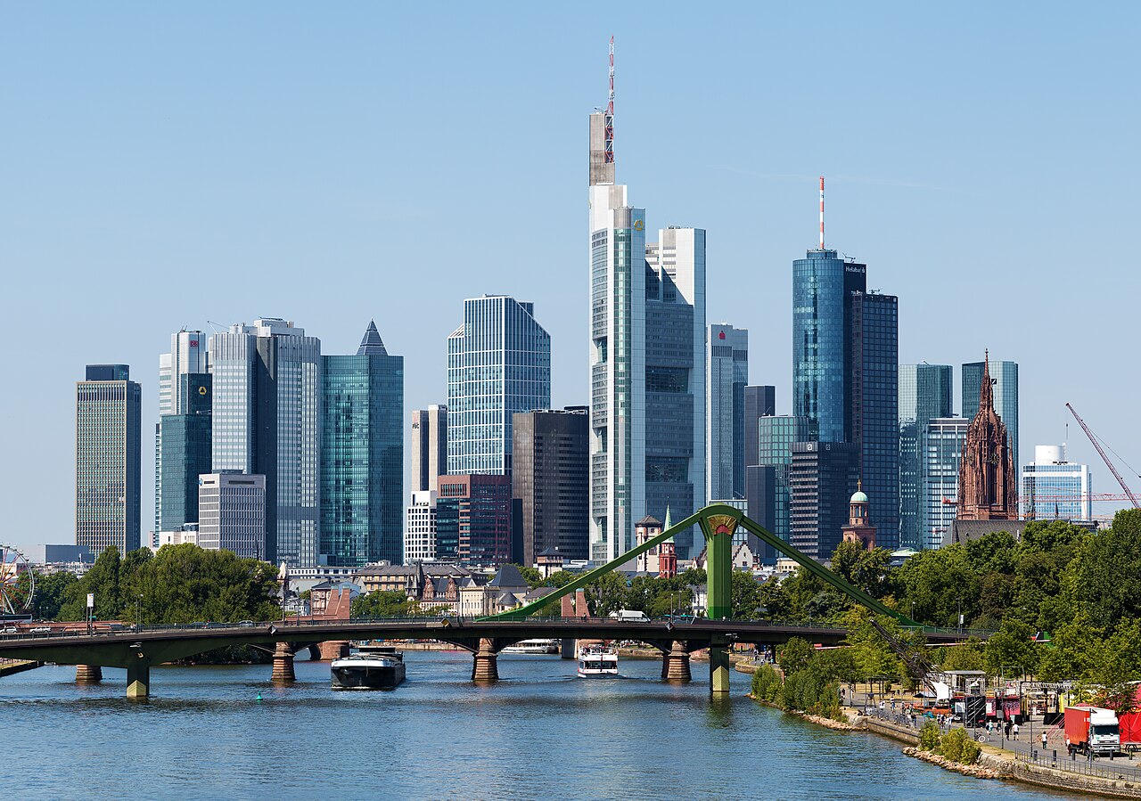 Frankfurter Skyline über dem Main